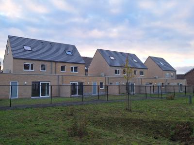 Moderne nieuwbouwwoning met Velux-dakraam en afgesloten tuin