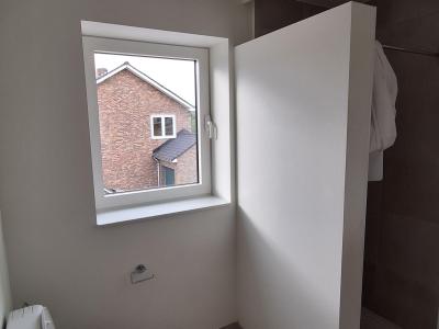 Badkamer met toilet, douche en één raam