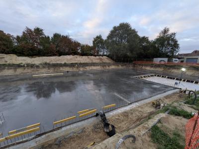 Vloerplaat van de kelder, gebouw in aanbouw