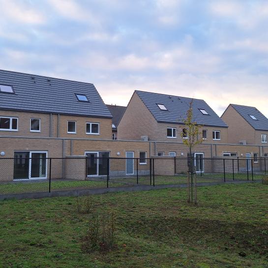 Moderne nieuwbouwwoning met Velux-dakraam en afgesloten tuin